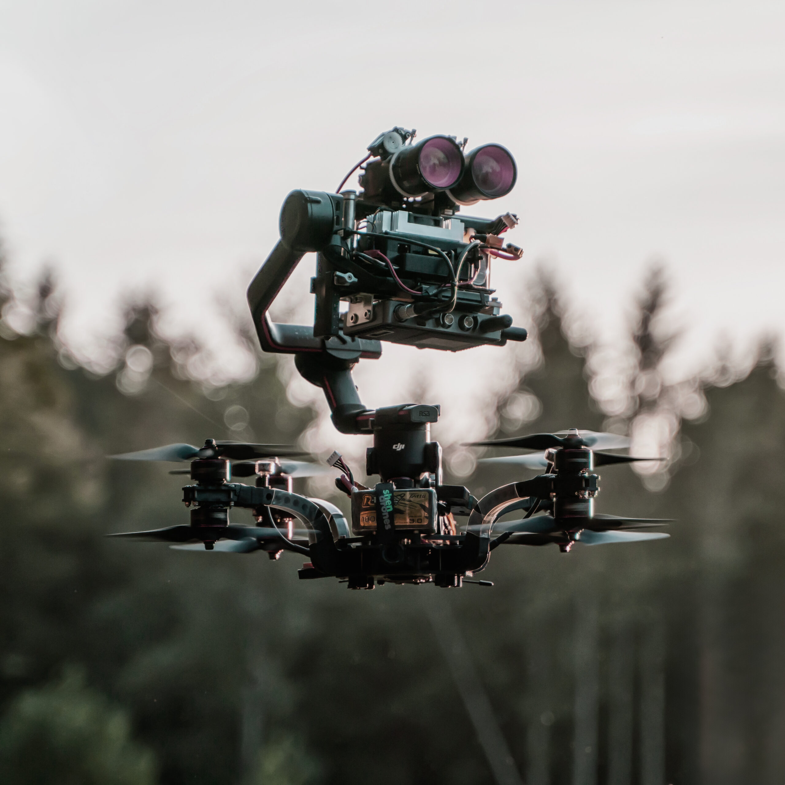 Siccario 3D Drohne langsamer Flug im Wald orderansicht