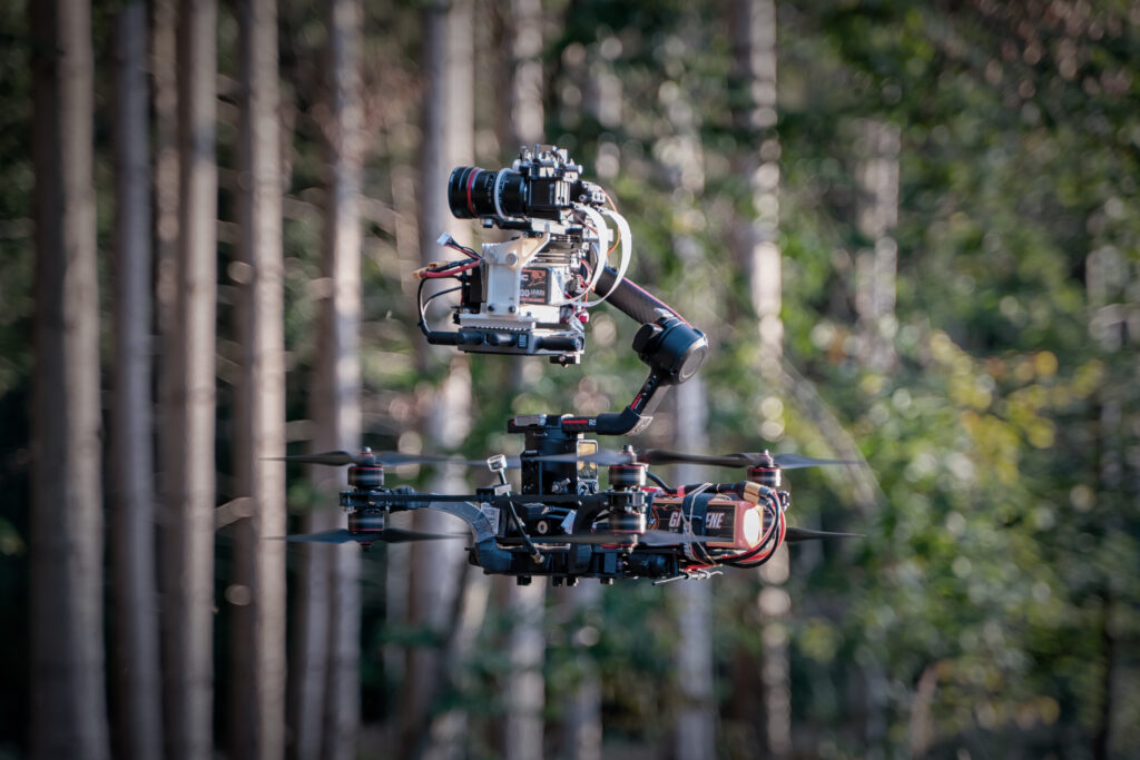 Siccario 3D Drohne langsamer Flug im Wald Rückansicht